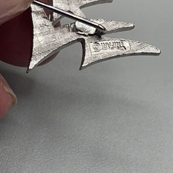 Vintage crown Trifari lapel or stick pin. - Picture 4 of 10